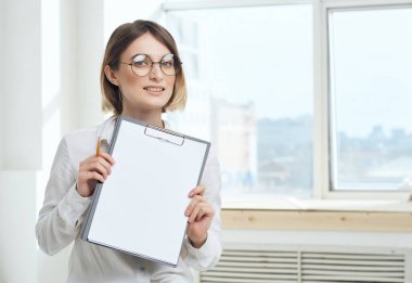 Dosya sekreterliğinde çalışan bir iş kadını.