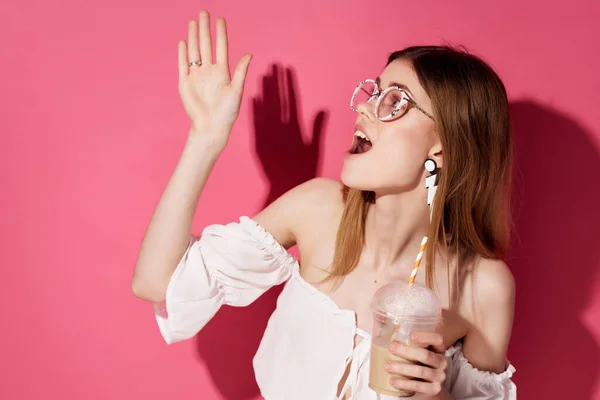 Mujer Atractiva Vaso Con Una Bebida Estilo Vida Foto Alta —  Fotos de Stock