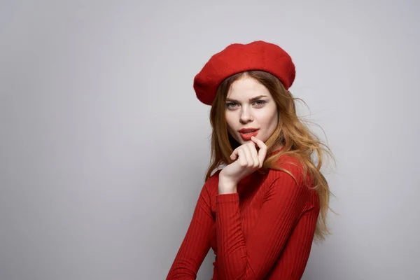 一个漂亮的女人 头戴红帽子 摆着演播室的姿势 高质量的照片 — 图库照片