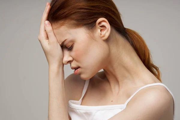 Vrouw Wit Shirt Met Hoofd Migraine — Stockfoto