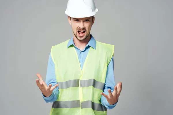 Homem na construção uniforme plantas construtor isolado fundo — Fotografia de Stock