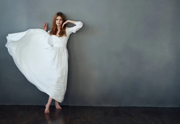 Vrouw Witte Jurk Poseren Hoge Kwaliteit Foto — Stockfoto
