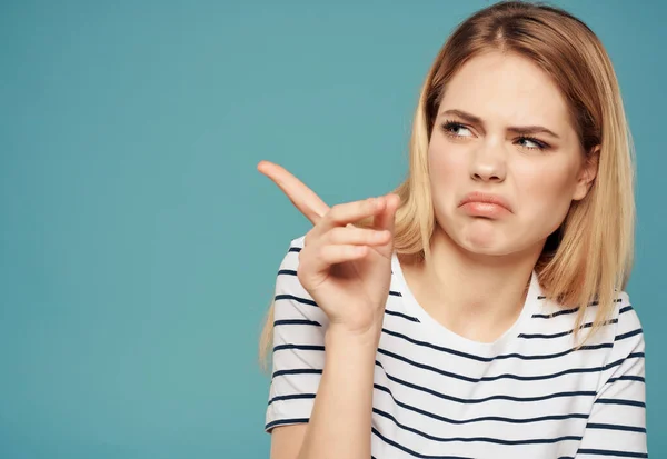 Эмоциональная женщина в полосатой футболке жестикулируя руками серьезный взгляд — стоковое фото