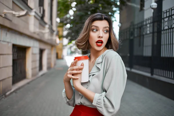 Весела жінка червоні губи чарівність міська прогулянка Вулиця — стокове фото