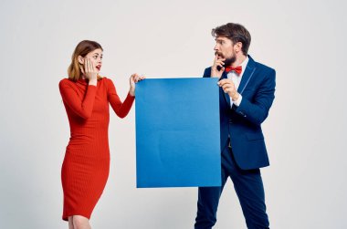 Komik adam ve kadın mavi model poster tanıtımı