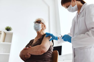 Elinde doktor Covid-19 pasaport virüsü olan yaşlı bir kadın.