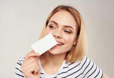 Çizgili tişörtlü neşeli sarışın beyaz çarşaf kahve reklamı