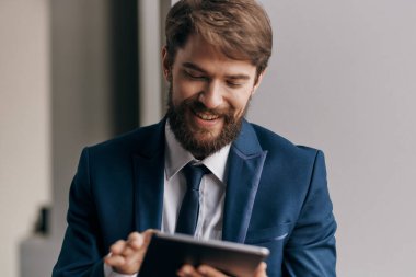 Takım elbiseli iş adamı çalışıyor. Yüksek kalite fotoğraf