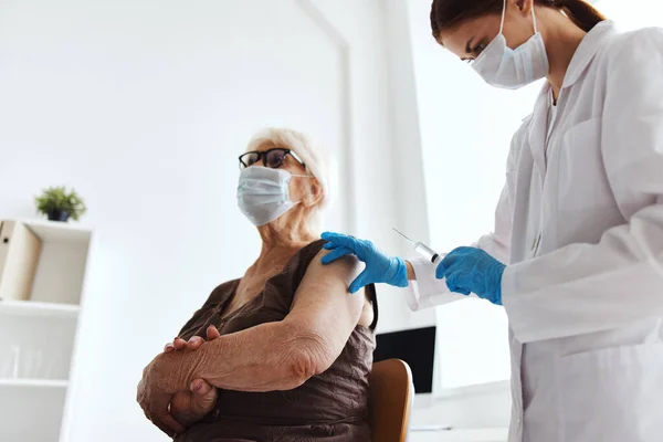 Mujer anciana con una epidemia de virus del pasaporte médico covid-19 — Foto de Stock
