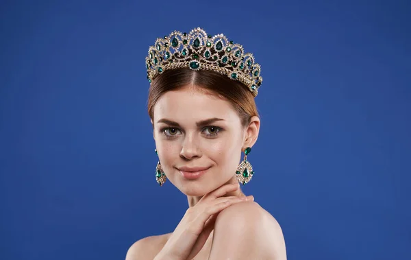 Principessa Con Una Corona Testa Sfondo Blu Foto Alta Qualità — Foto Stock