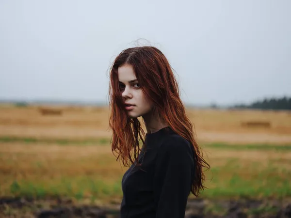 Mujer Vestido Negro Aire Libre Posando —  Fotos de Stock