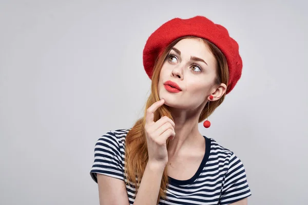 Όμορφη Γυναίκα Που Φοράει Κόκκινο Καπέλο Και Ποζάρει Απομονωμένο Φόντο — Φωτογραφία Αρχείου