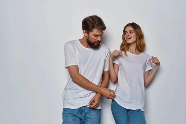 Giovane coppia bianco t-shirt divertente stile di vita posa comunicazione — Foto Stock