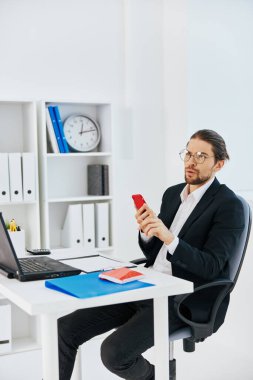 İş yerindeki iş adamı laptopun önünde.