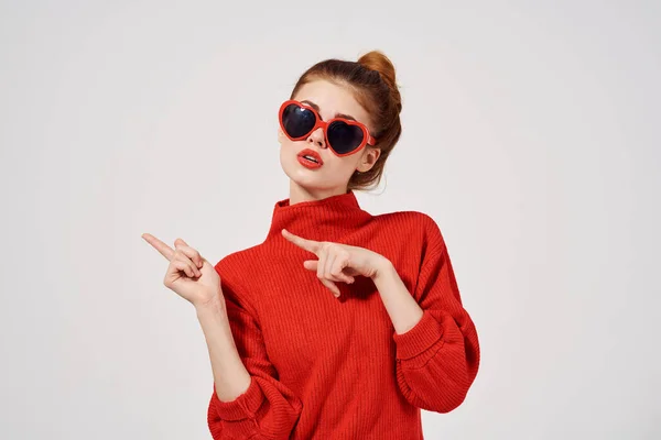 Mulher Moda Suéter Vermelho Apontando — Fotografia de Stock