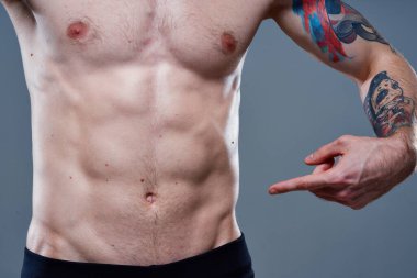 Şişirilmiş karın kasları spor salonu, yakın çekim.