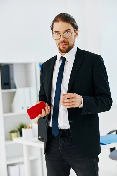 Homem em um terno documentos oficiais trabalham tecnologias de escritório — Fotografia de Stock