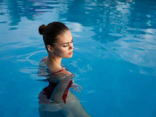 穿着泳衣的漂亮女人在游泳池里游泳 — 图库照片