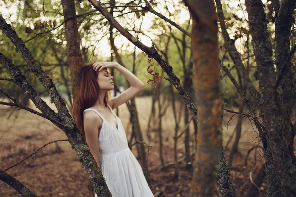 Kvinna i vit klänning natur höst frisk luft vila — Stockfoto
