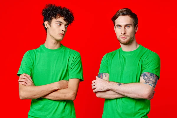 Due amici verde t-shirt comunicazione stile di vita rosso sfondo — Foto Stock