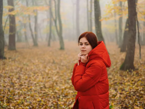 Femme en veste rouge en automne forêt brouillard nature air frais — Photo