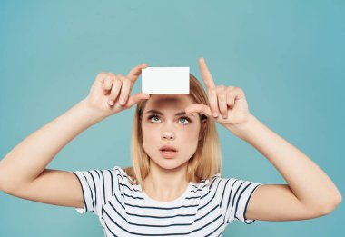 Elinde kartviziti olan güzel bir kadın Yaşam Tarzı Stüdyosu