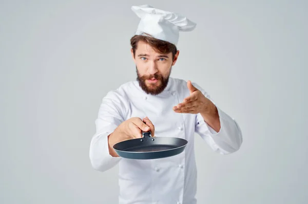 Um homem em um chef uniforme restaurante prestação de serviços Profissional — Fotografia de Stock