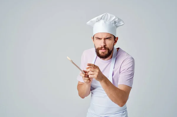 Homem emocional no chef uniforme colher de madeira cozinhar comida trabalho — Fotografia de Stock