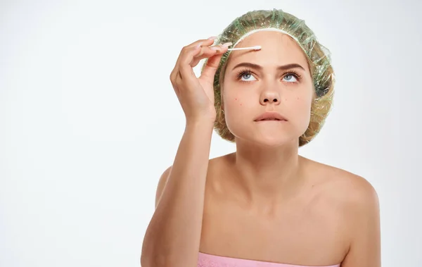 Jolie femme coton écouvillon problèmes de peau du visage dermatologie — Photo