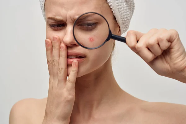 Vacker kvinna med ett förstoringsglas i handen hygien behandling — Stockfoto