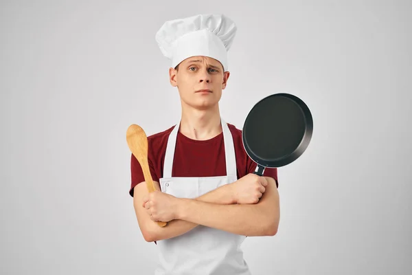 Chef in stoviglie uniformi cucina professionale — Foto Stock
