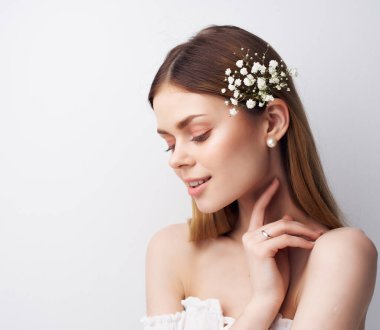 Beyaz elbiseli güzel bir kadın.