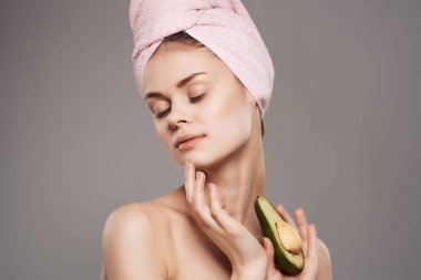 Kafasında meyve vitaminleri olan havlusu olan bir kadın.