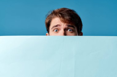 Neşeli adam mavi sayfa sunumu mavi arkaplan reklamı