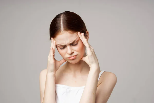 Kobieta ból głowy problemy zdrowotne stres izolowane tło — Zdjęcie stockowe