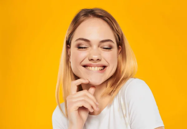 Bela loira em um branco positivo posando alegria sorriso Estúdio Modelo close-up — Fotografia de Stock