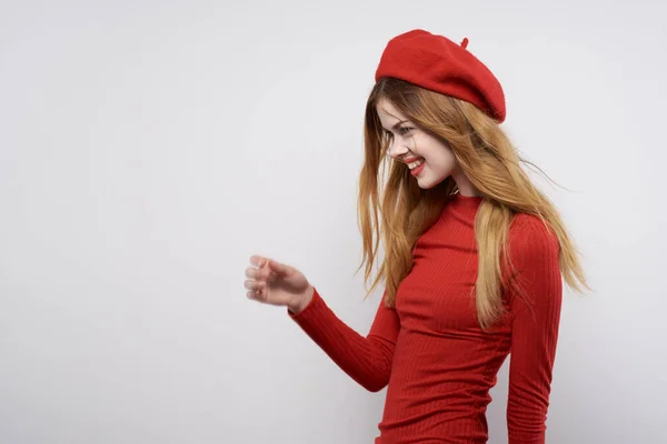 Bela mulher em um suéter vermelho cosméticos emoção isolado fundo — Fotografia de Stock