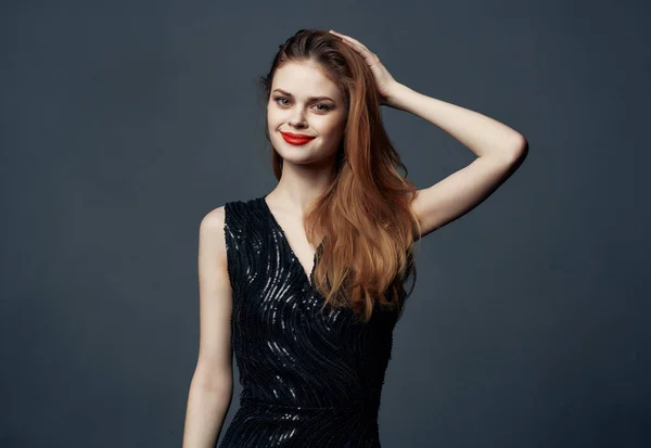 Mooie vrouw rode lippen emotie luxe studio model geïsoleerde achtergrond — Stockfoto