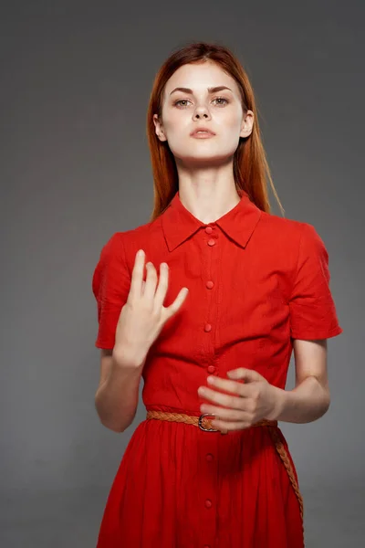 Femme aux cheveux roux en robe rouge style élégant studio — Photo