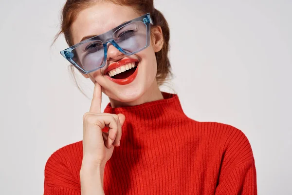 Kvinna fashionabla blå glasögon poserar ljus bakgrund — Stockfoto