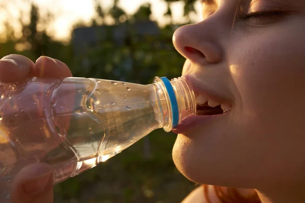 Nő ivóvíz egy üveg arc közelkép nyár — Stock Fotó