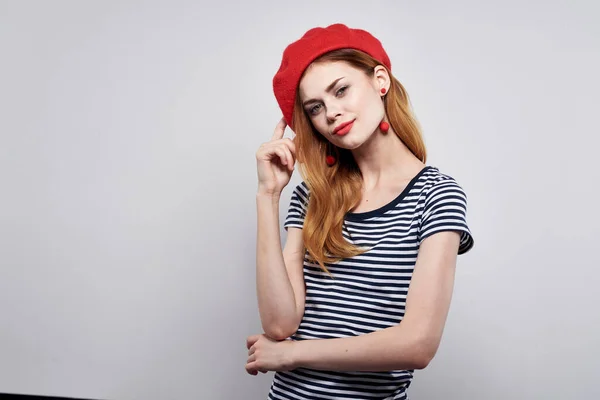 Hermosa mujer vistiendo un sombrero rojo maquillaje Francia Europa moda posando fondo claro — Foto de Stock