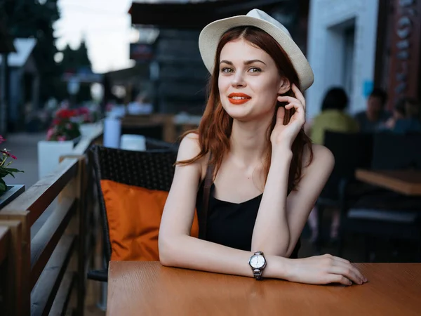 Женщина отдыхает в летнем кафе на открытом воздухе, социализируя завтрак — стоковое фото