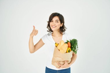 Neşeli kadın, süpermarketten gelen paketin aynısı.