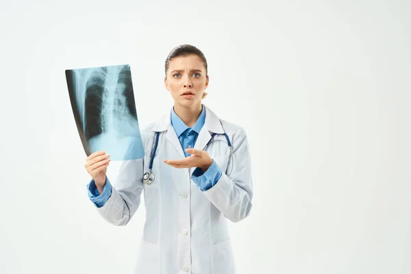 Жіночий лікар лікарня рентгенівський огляд здоров'я — стокове фото