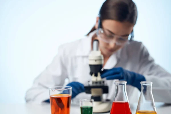 Vrouwelijke laboratorium assistent chemie onderzoek microbiologie — Stockfoto