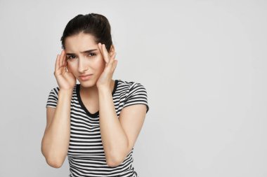 Kafasını tutan esmer migren depresyonu izole bir arka plan.
