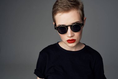 Kısa saçlı kadın el hareketi. Kırmızı dudaklar göz alıcı.