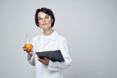 Kadın laboratuvar asistanı test analizi araştırma bilimi