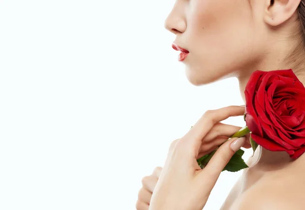 Nő csupasz vállak piros virág piros ajkak csillogás — Stock Fotó